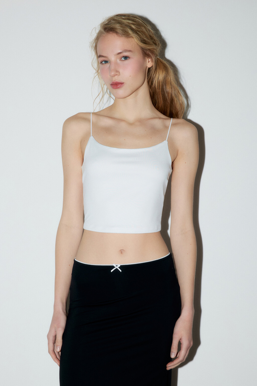 Майка-топ на тонких бретельках - цвет белый - 2