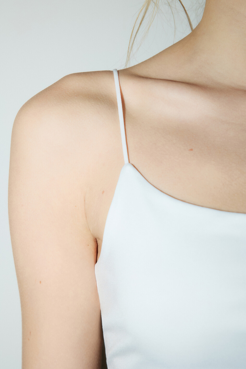 Майка-топ на тонких бретельках - цвет белый - 6