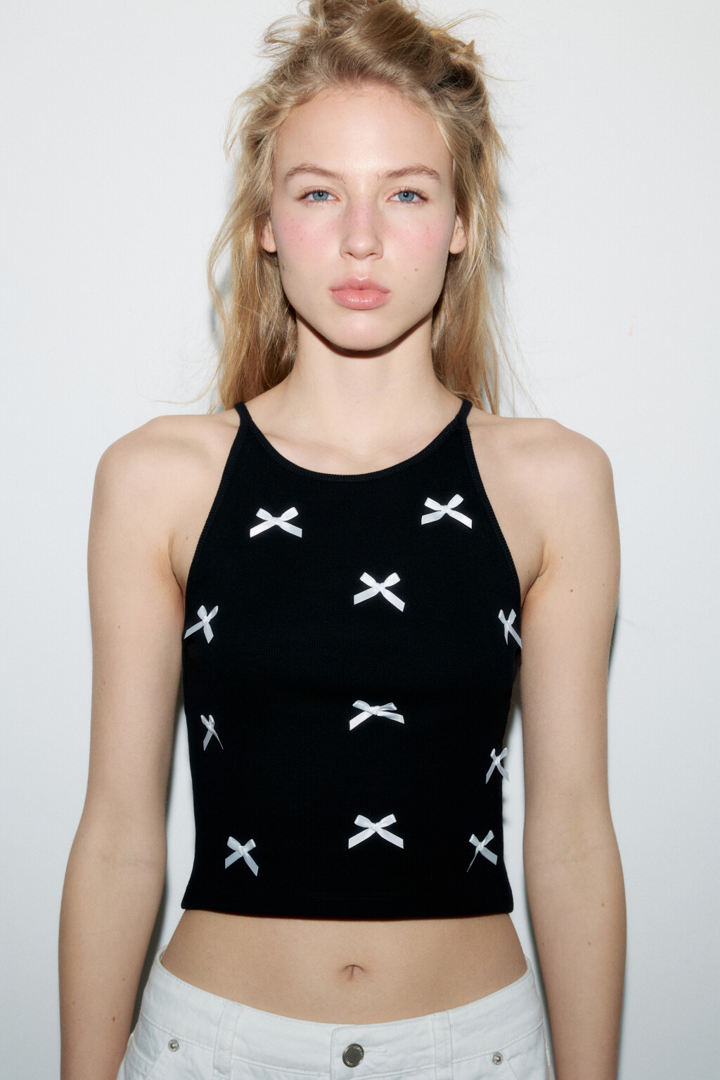 Майка-топ в рубчик с декором - цвет черный - 1