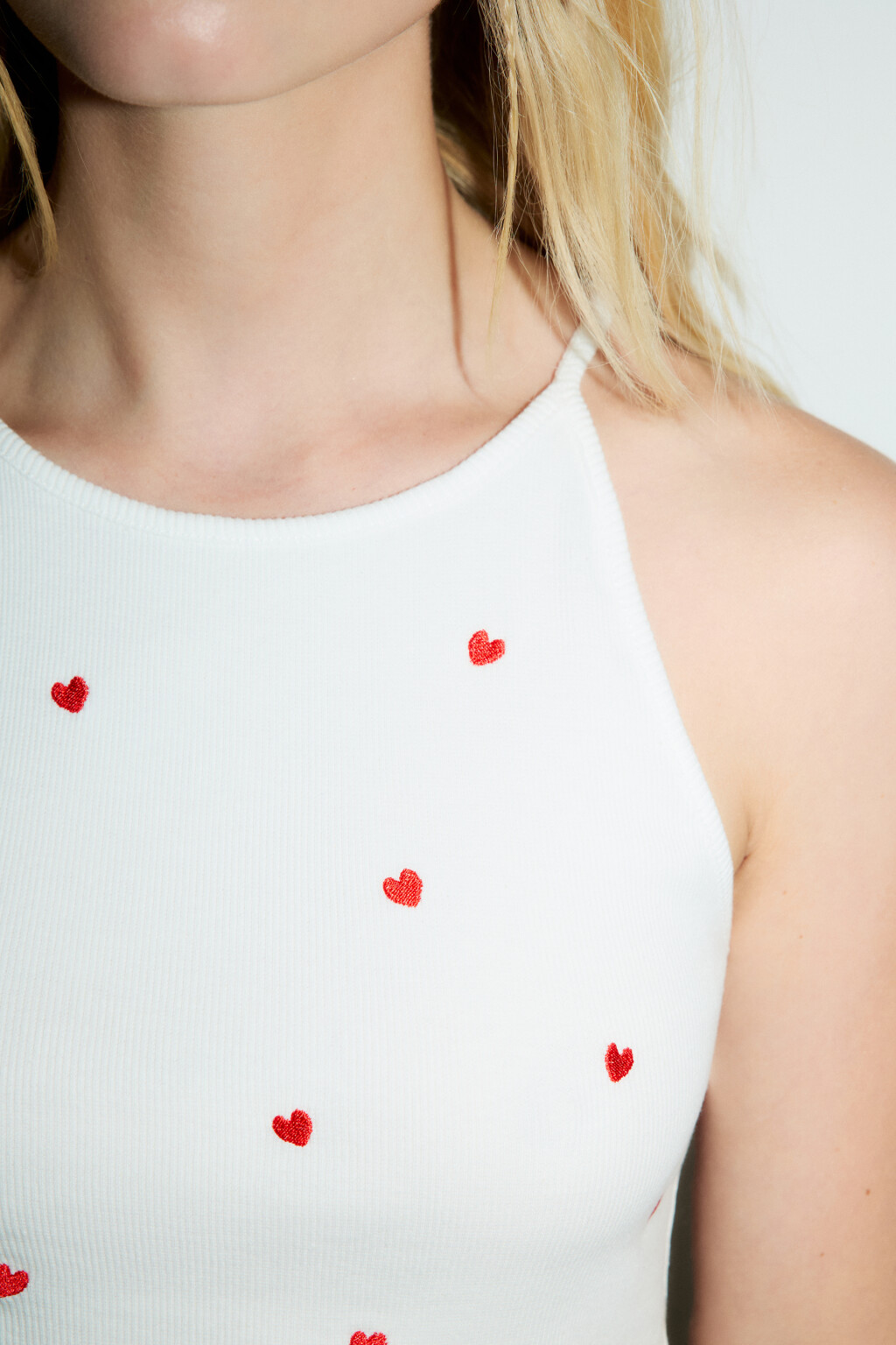 Майка-топ в рубчик с декором - цвет белый - 5