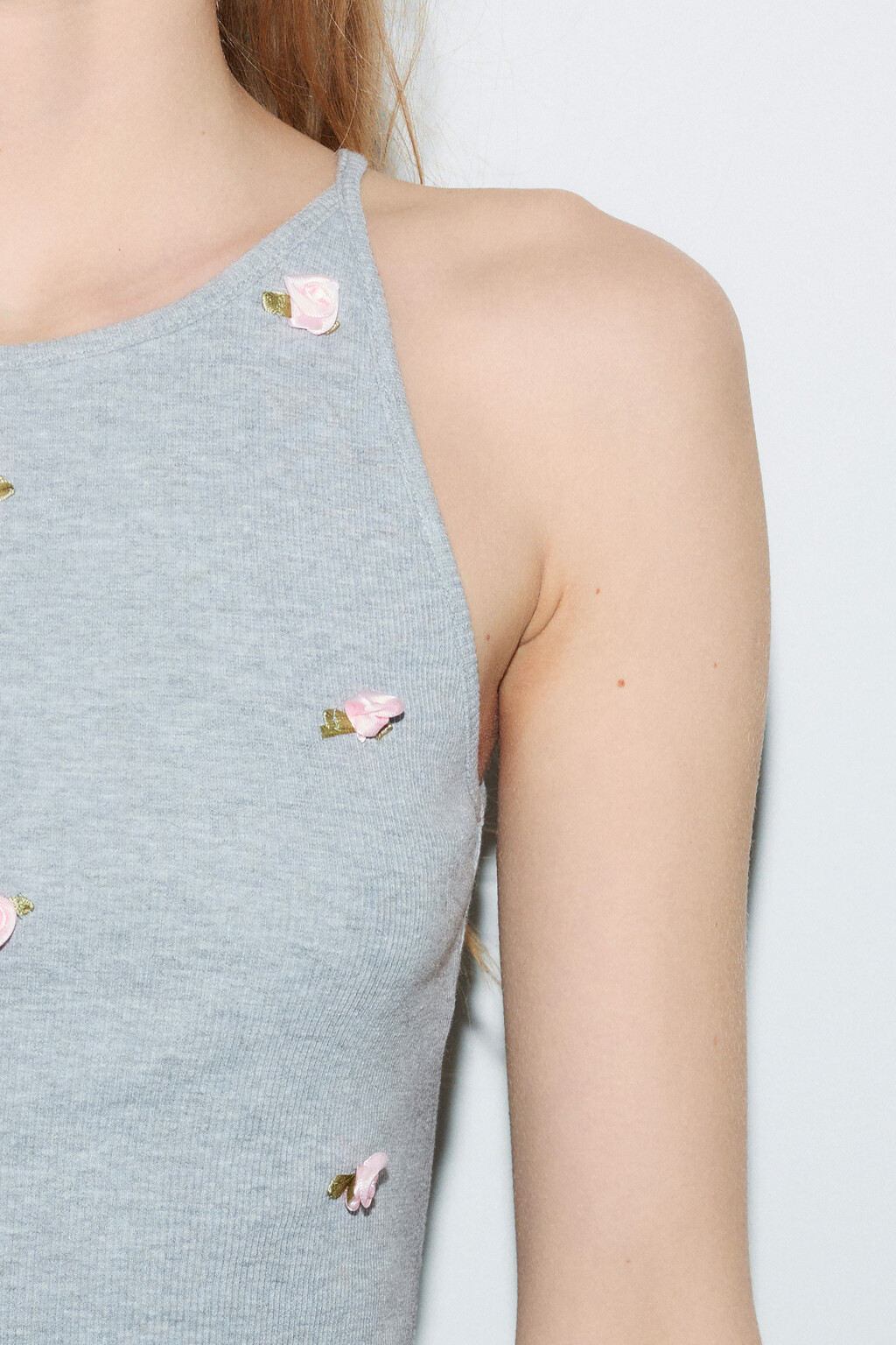 Майка-топ в рубчик с декором из цветов - цвет серый - 6