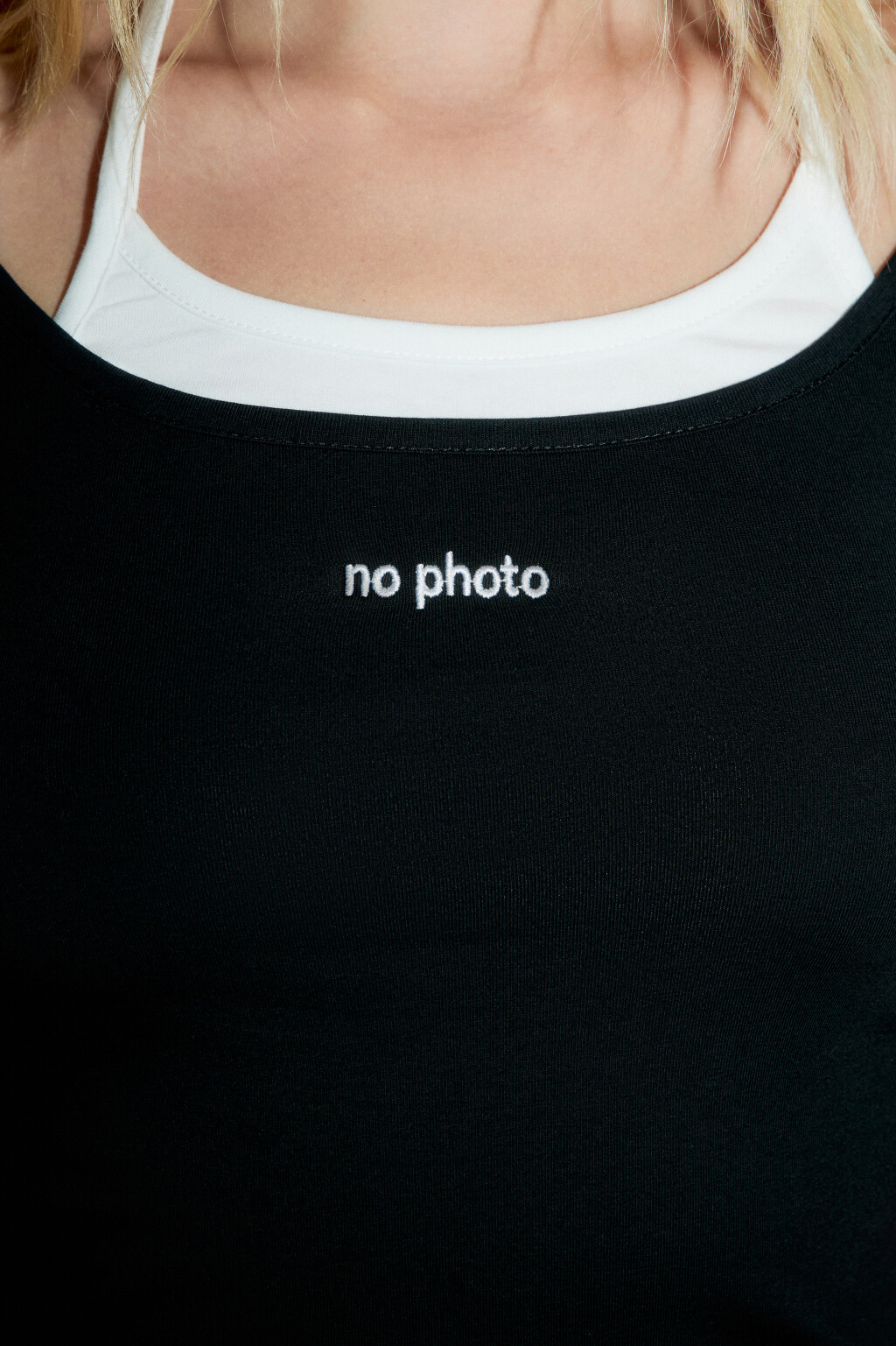 Топ-майка на бретельках с завязками на шее - цвет черный - 5