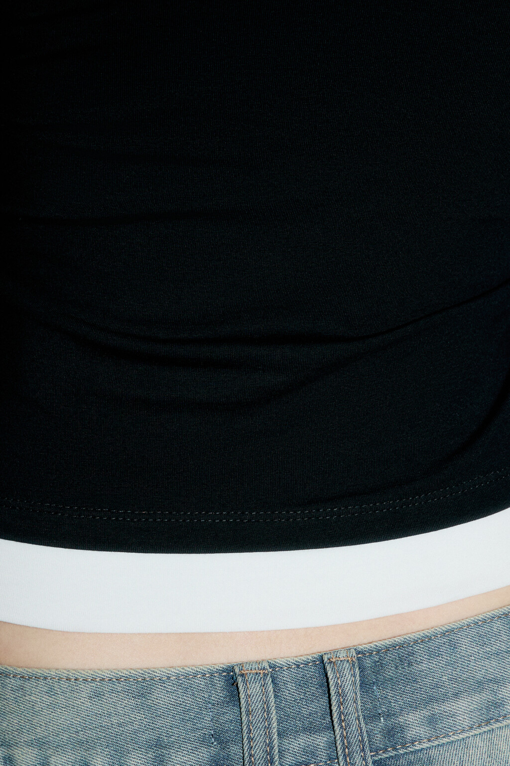 Топ-майка на бретельках с завязками на шее - цвет черный - 6