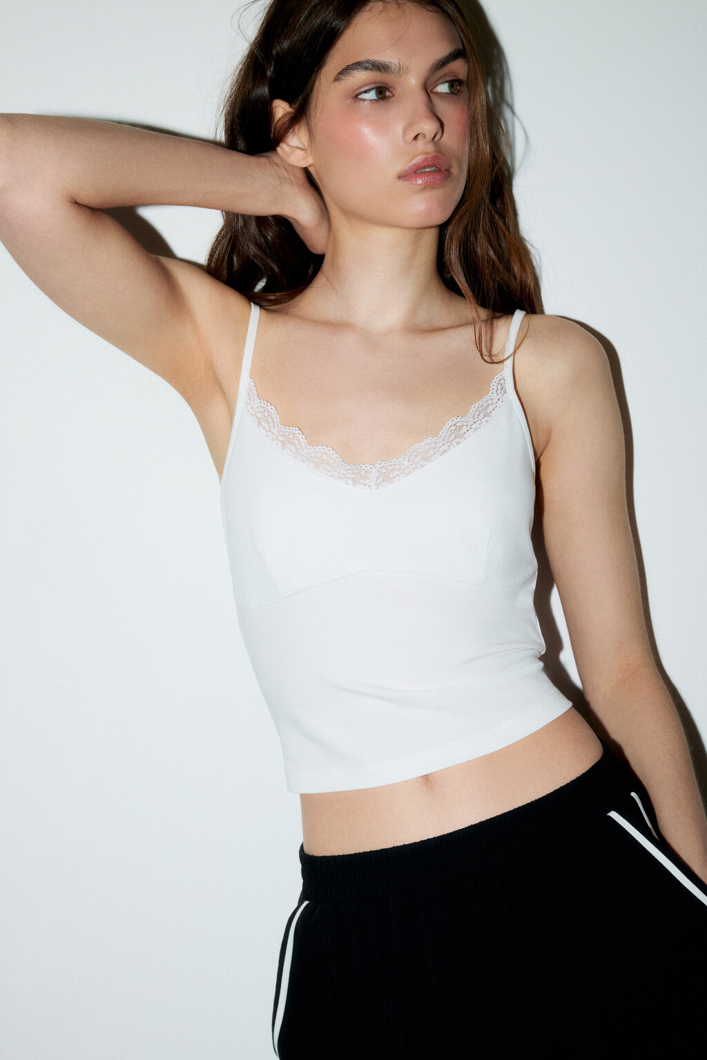 Топ-майка на тонких бретелях с кружевом - цвет белый - 1