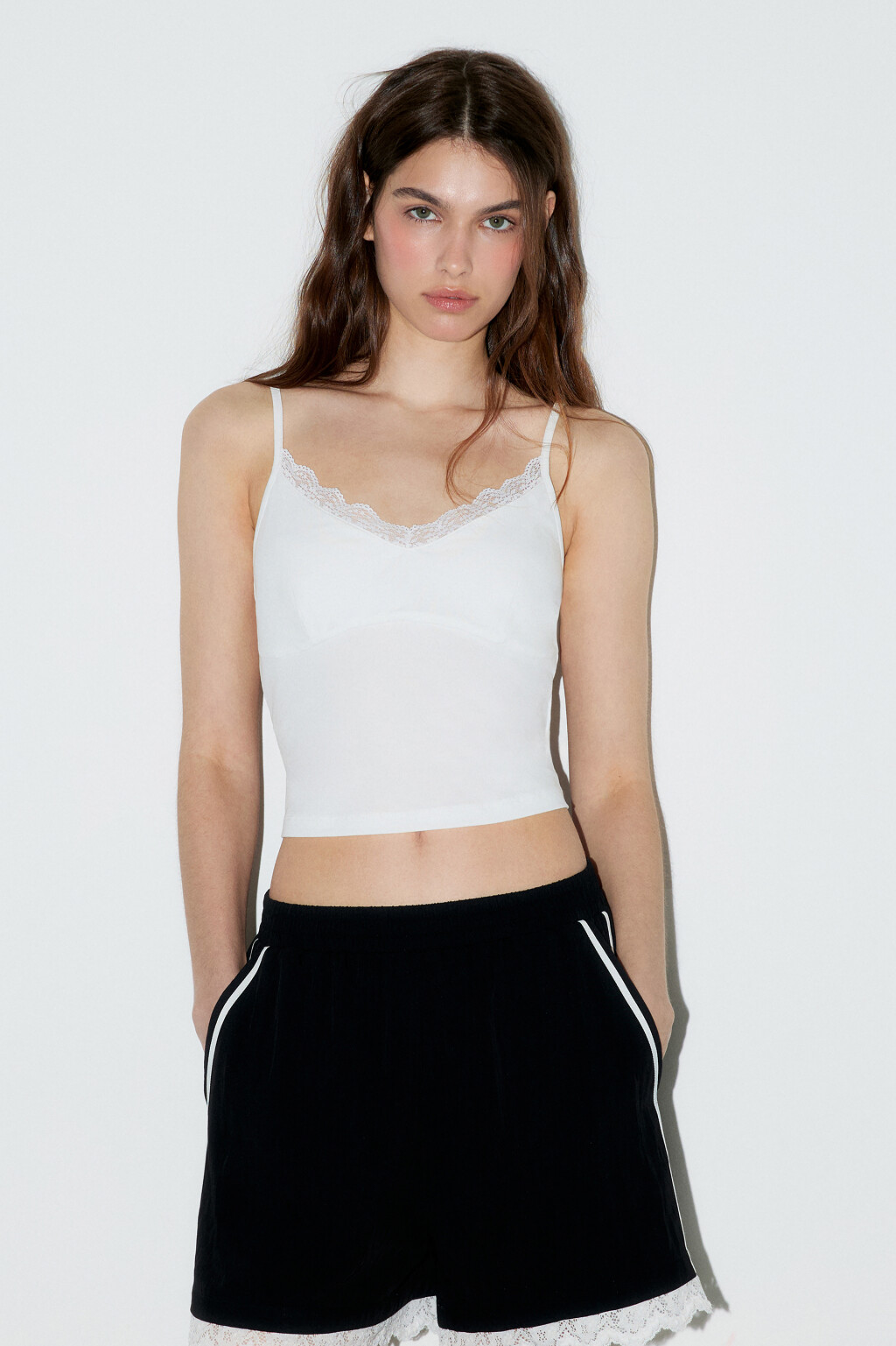 Топ-майка на тонких бретелях с кружевом - цвет белый - 3