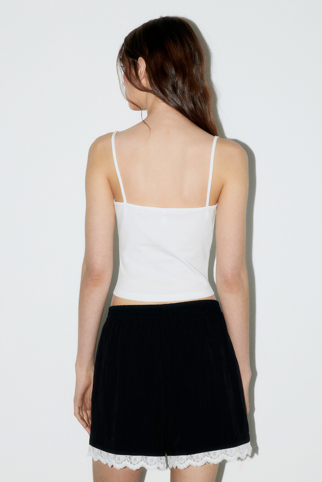 Топ-майка на тонких бретелях с кружевом - цвет белый - 4