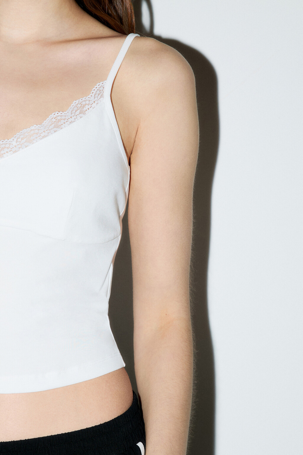 Топ-майка на тонких бретелях с кружевом - цвет белый - 7