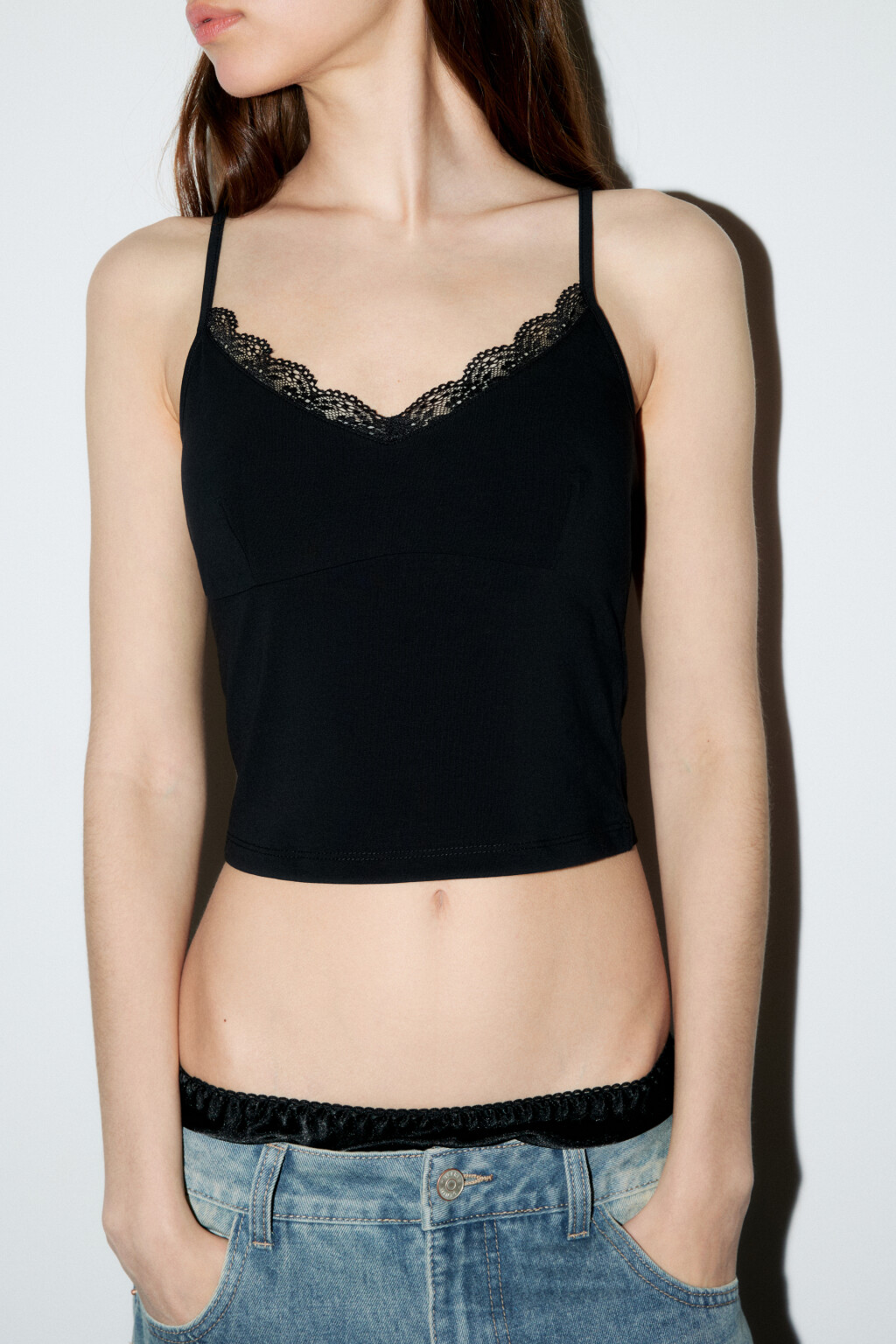 Топ-майка на тонких бретелях с кружевом - цвет черный - 1