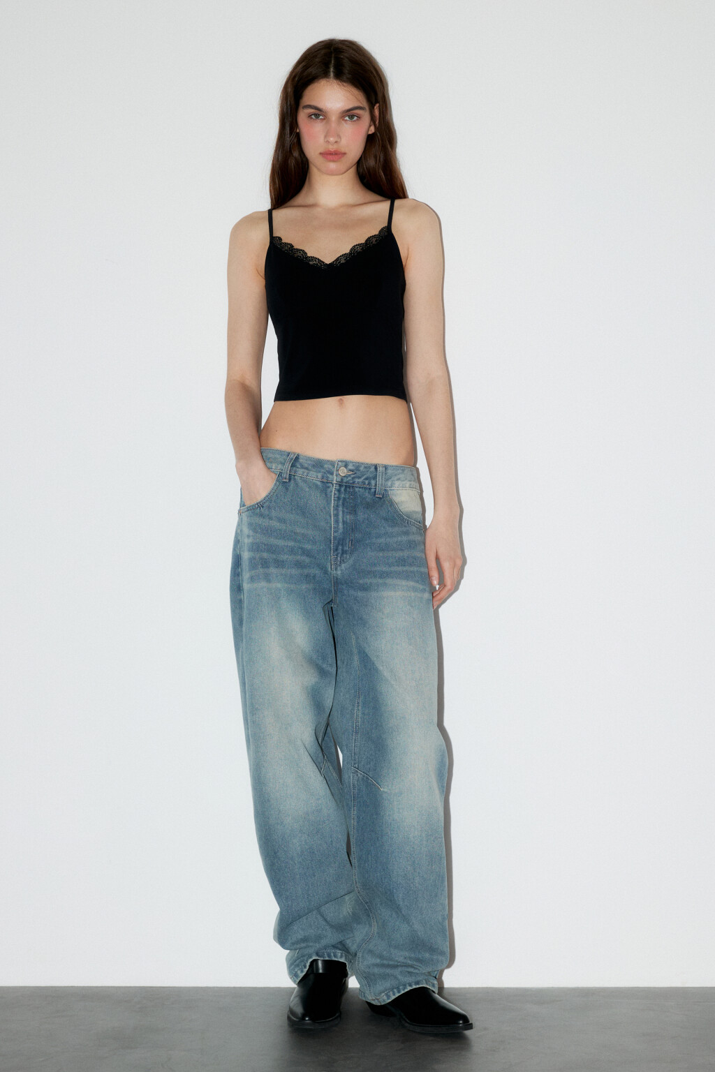 Топ-майка на тонких бретелях с кружевом - цвет черный - 4