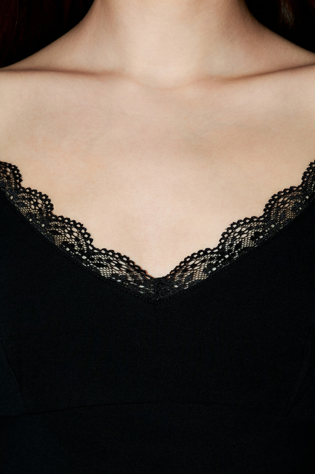 Топ-майка на тонких бретелях с кружевом - цвет черный - 5