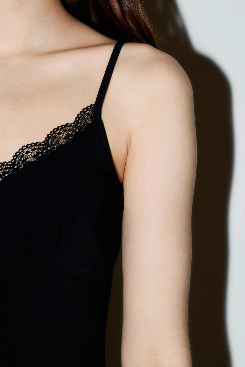Топ-майка на тонких бретелях с кружевом - цвет черный - 6
