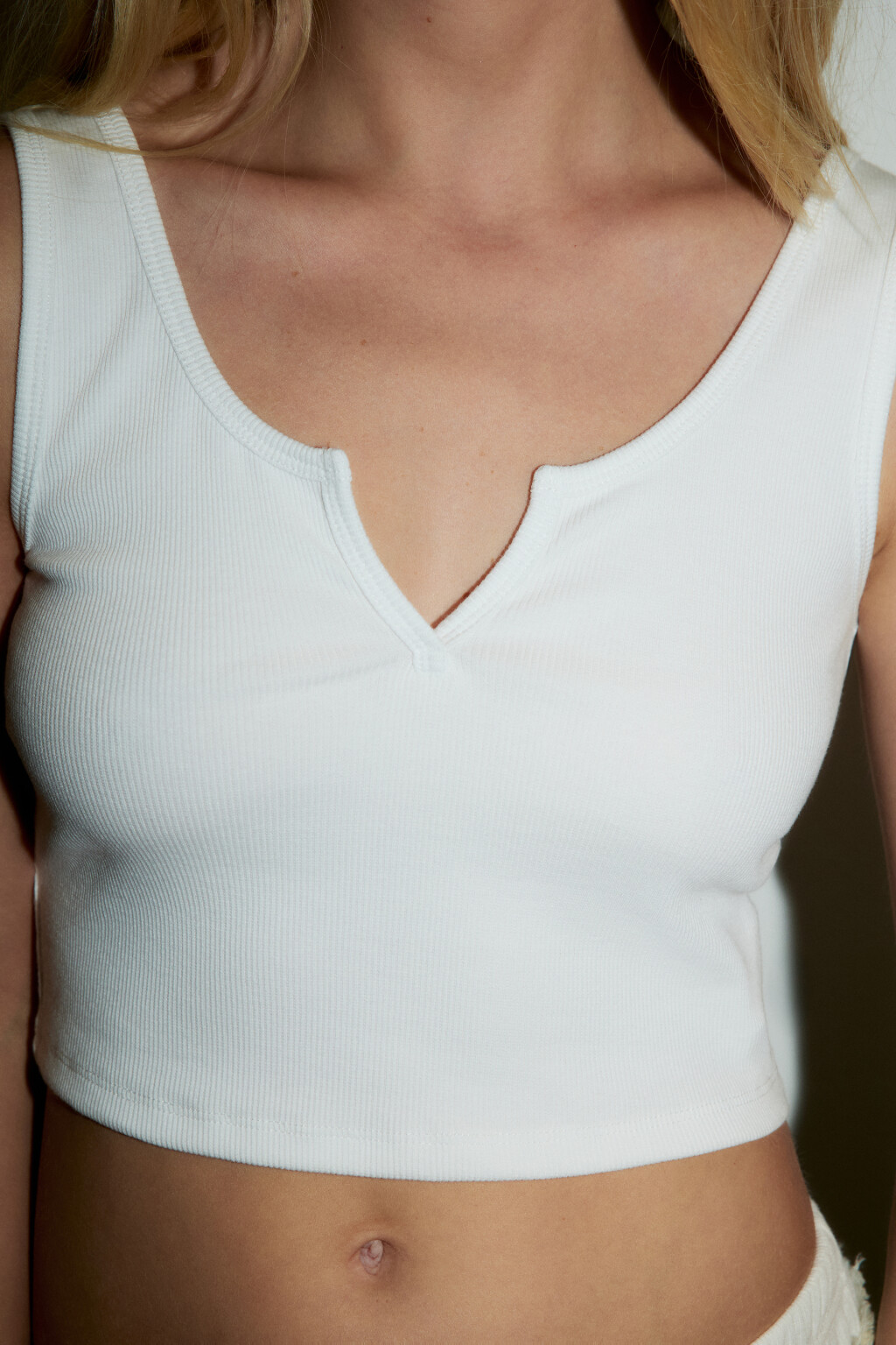 Майка трикотажная с вырезом на груди - цвет белый - 5