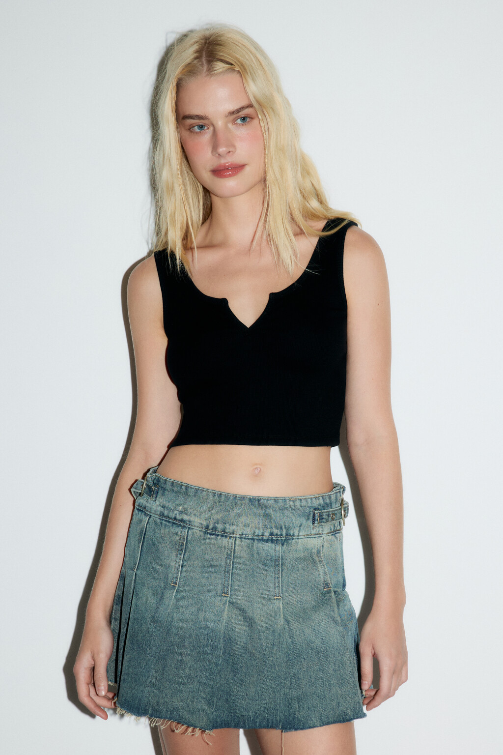 Майка трикотажная с вырезом на груди - цвет черный - 2