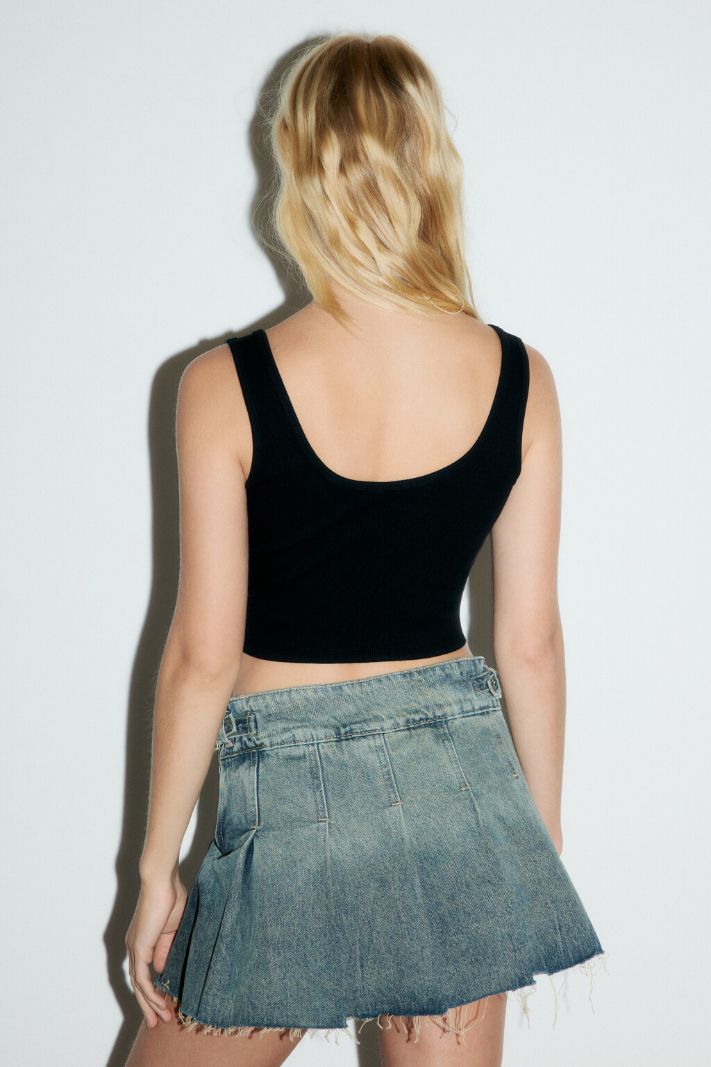 Майка трикотажная с вырезом на груди - цвет черный - 3