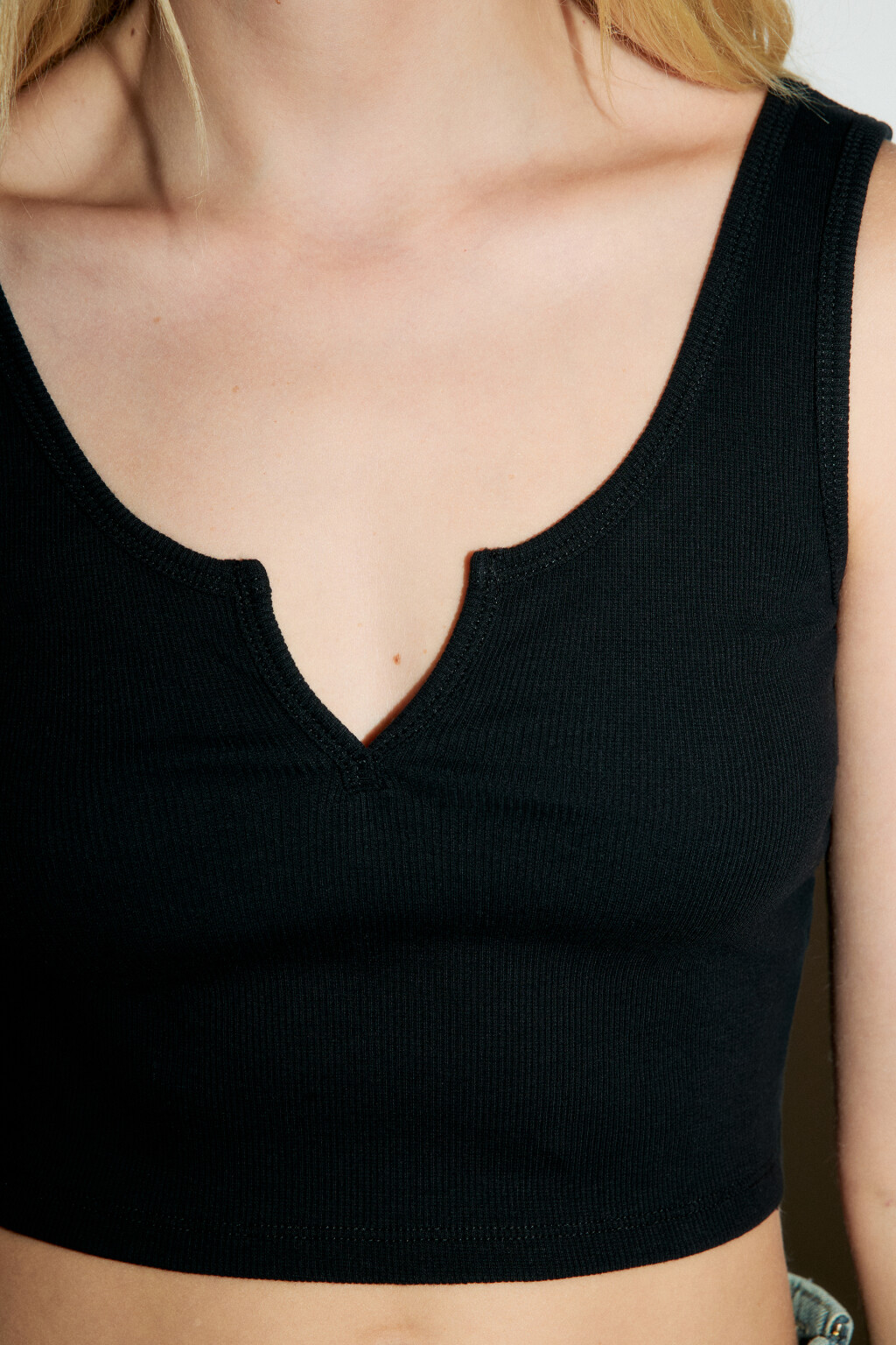 Майка трикотажная с вырезом на груди - цвет черный - 5