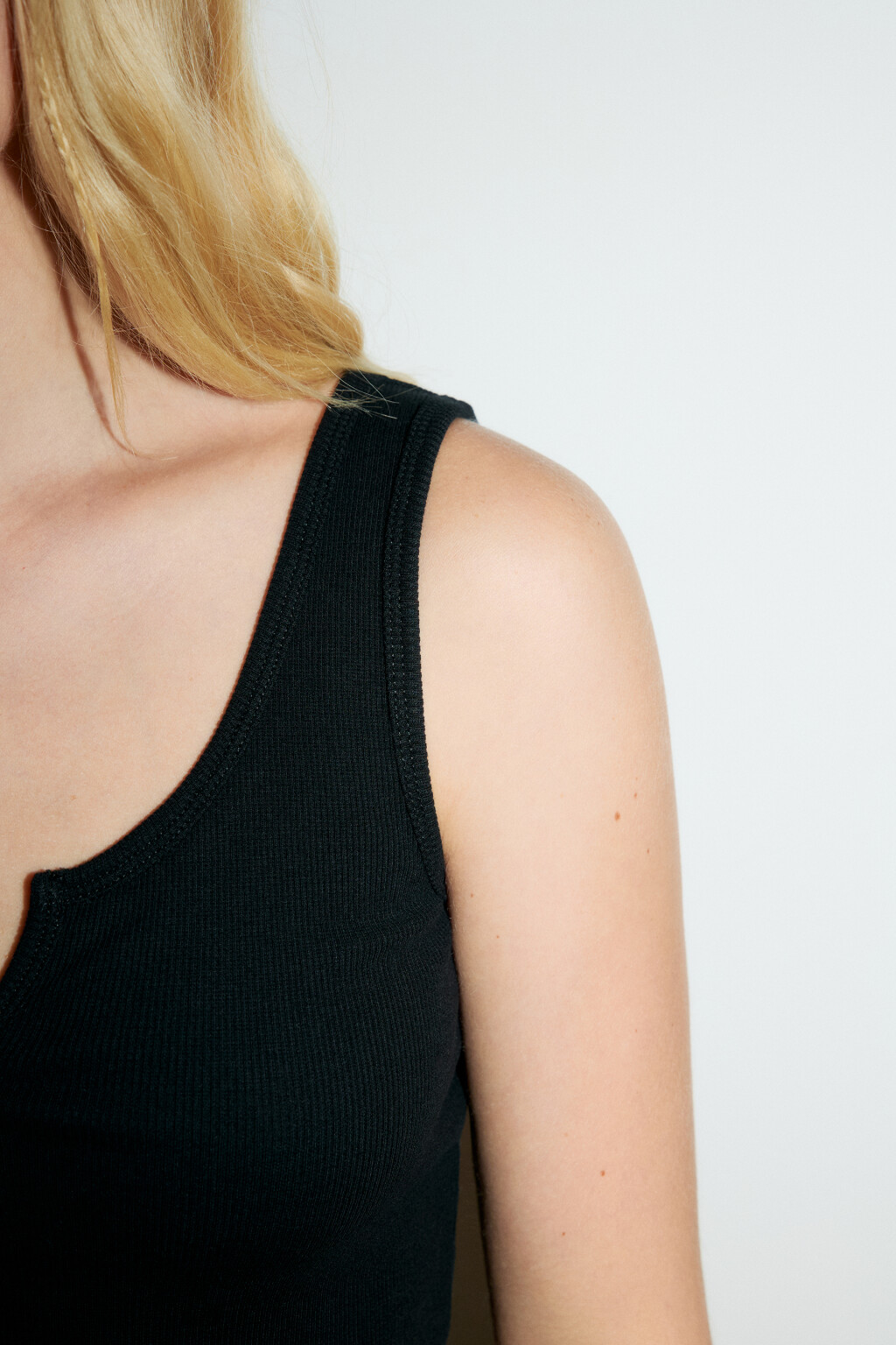 Майка трикотажная с вырезом на груди - цвет черный - 6