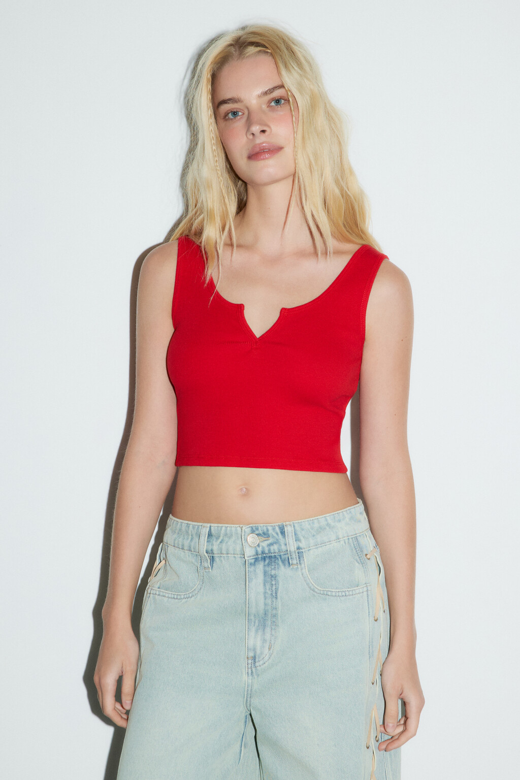 Майка трикотажная с вырезом на груди - цвет красный - 2