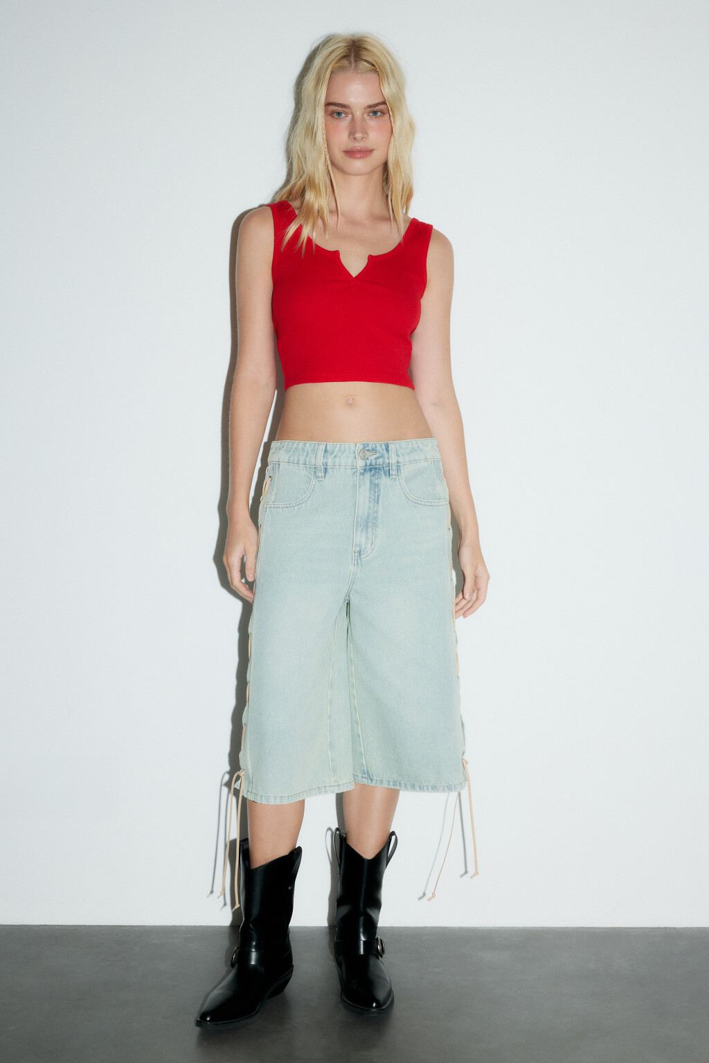 Майка трикотажная с вырезом на груди - цвет красный - 4