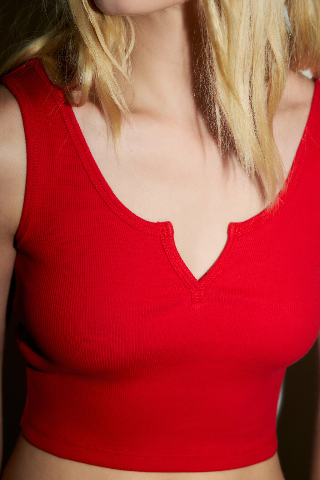 Майка трикотажная с вырезом на груди - цвет красный - 5