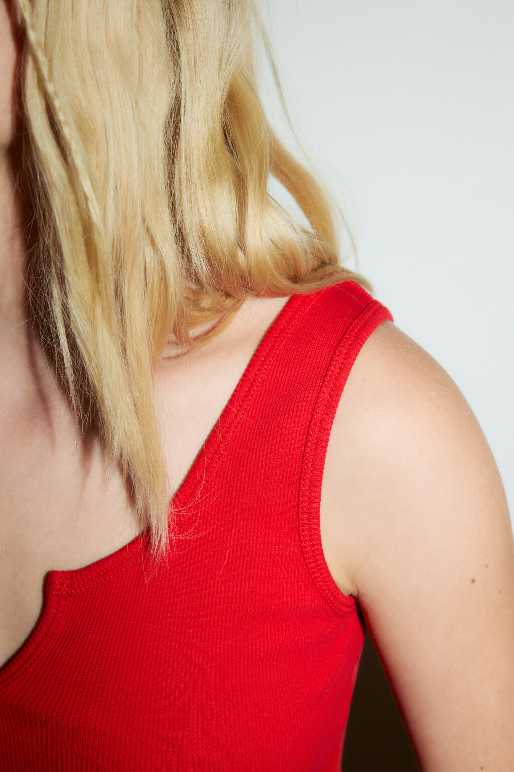 Майка трикотажная с вырезом на груди - цвет красный - 6