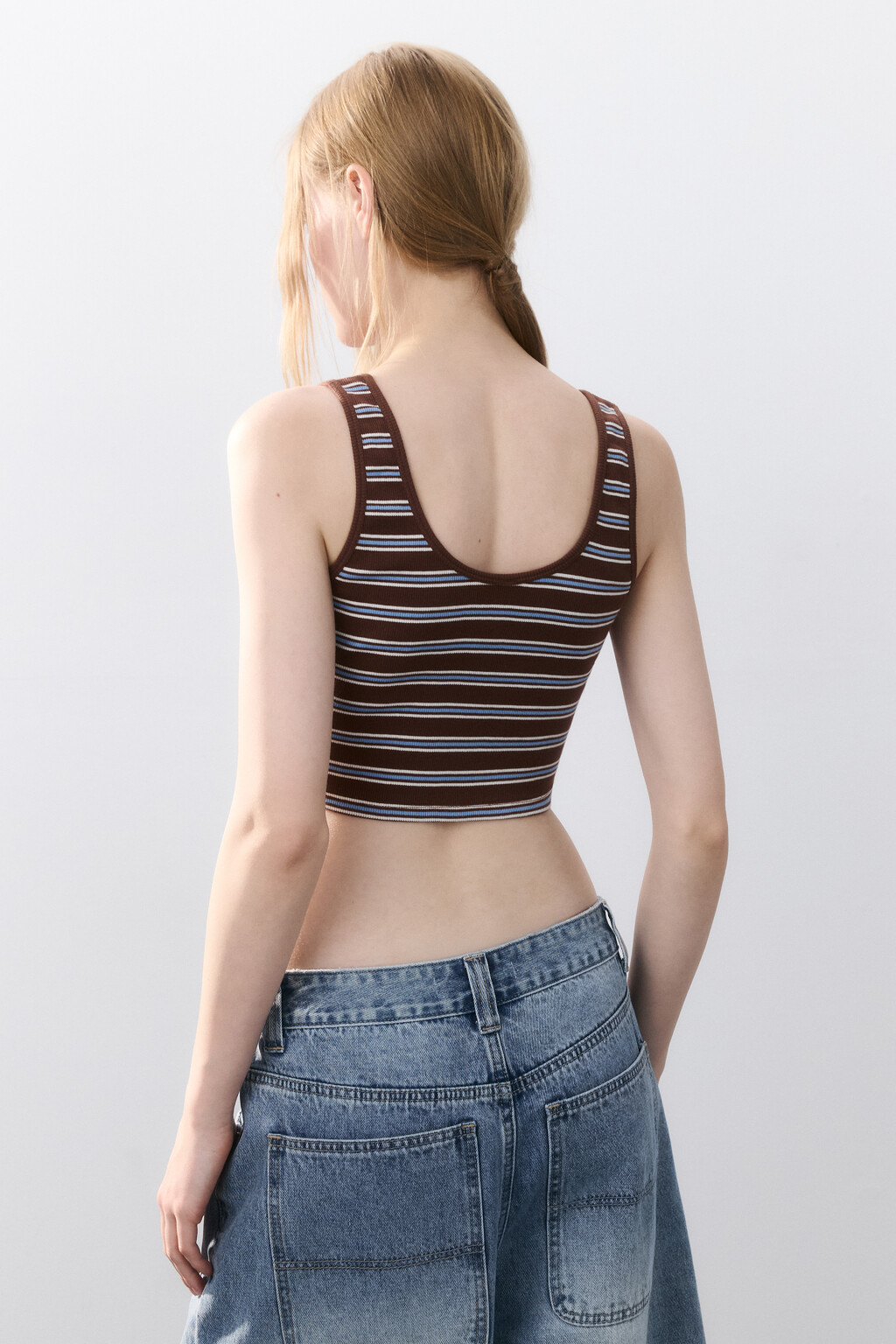 Майка трикотажная с вырезом на груди - цвет коричневый - 3