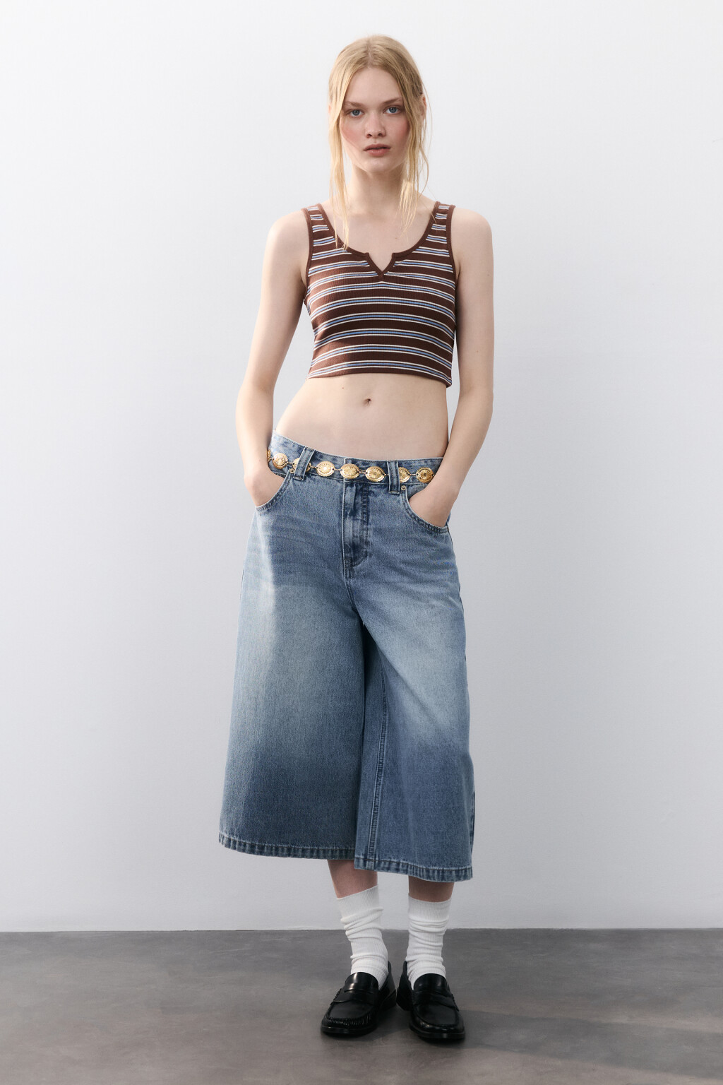 Майка трикотажная с вырезом на груди - цвет коричневый - 4