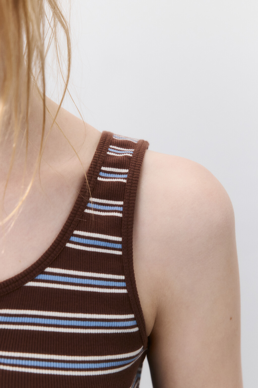 Майка трикотажная с вырезом на груди - цвет коричневый - 5