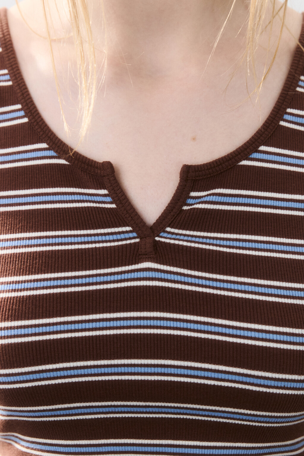 Майка трикотажная с вырезом на груди - цвет коричневый - 6