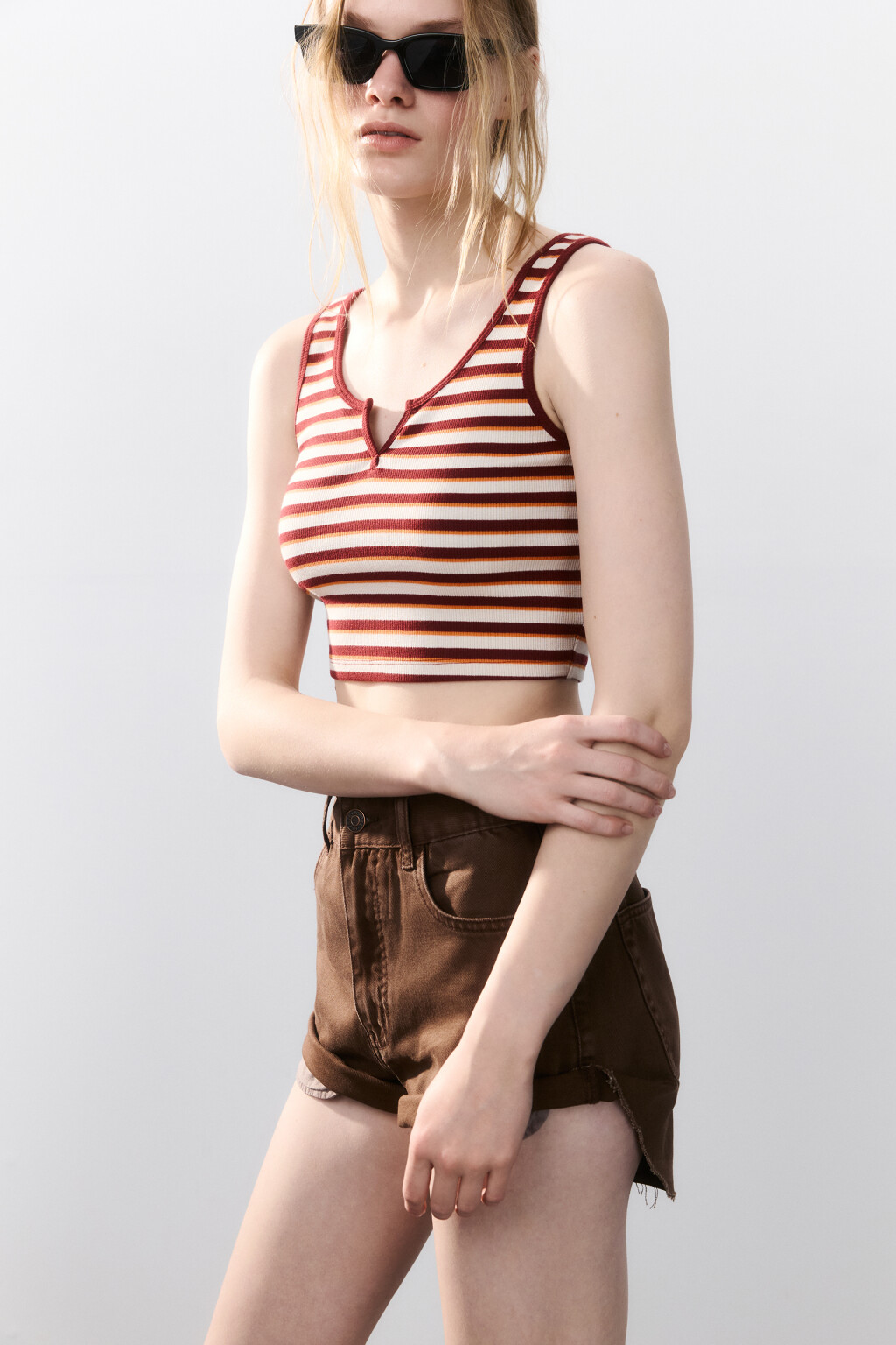 Майка трикотажная с вырезом на груди - цвет мультиколор - 1