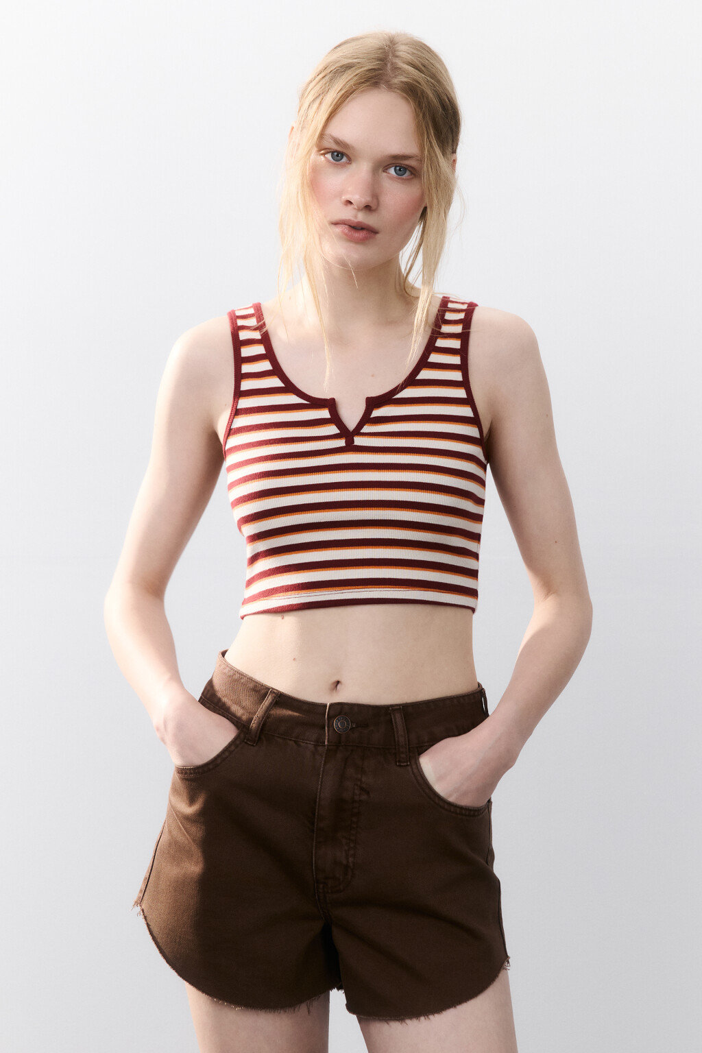 Майка трикотажная с вырезом на груди - цвет мультиколор - 2