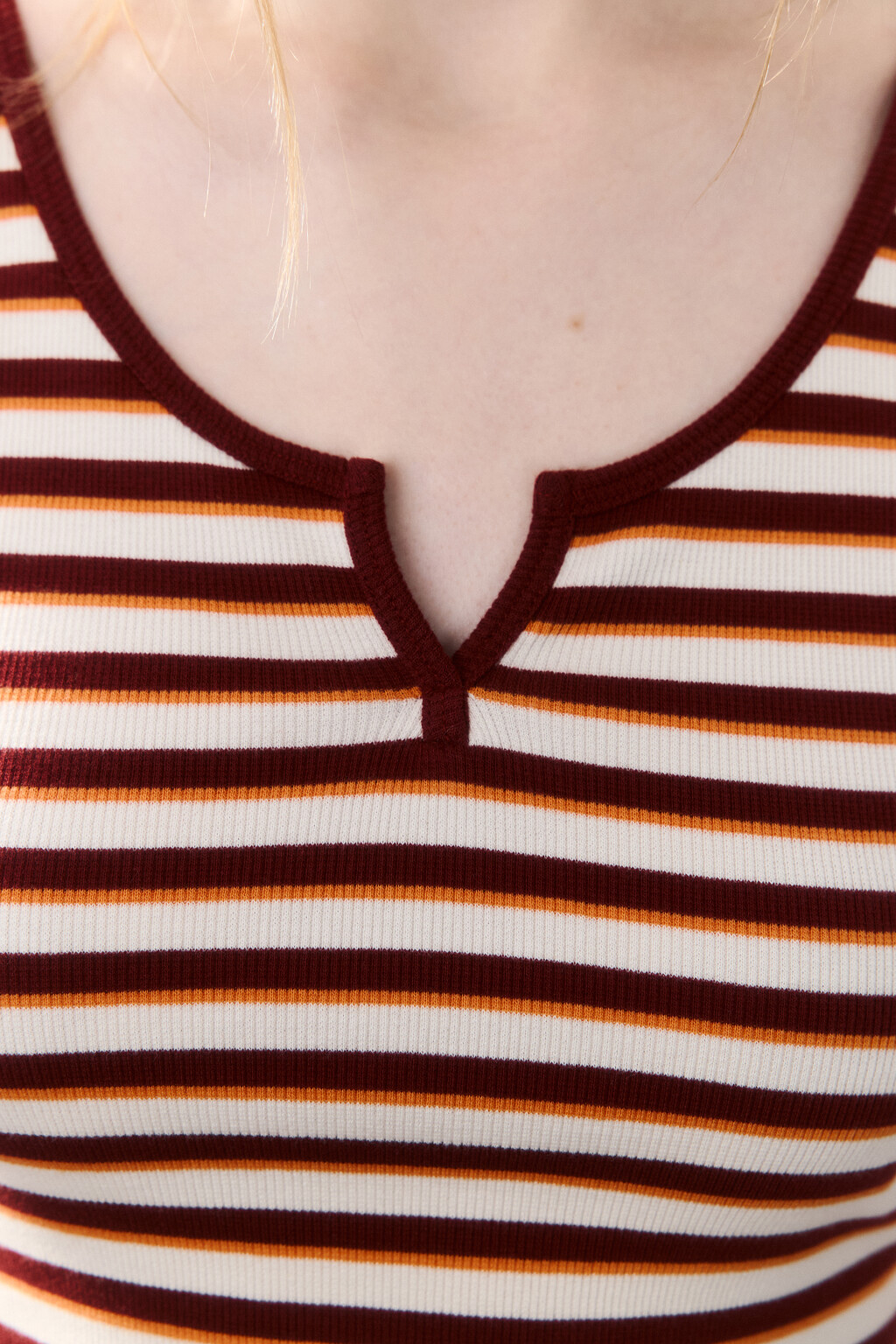 Майка трикотажная с вырезом на груди - цвет мультиколор - 5