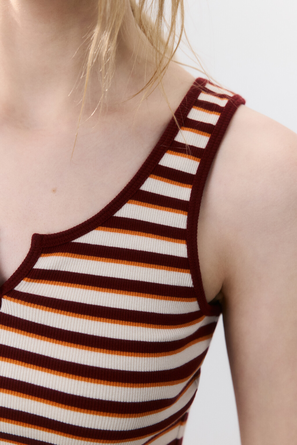 Майка трикотажная с вырезом на груди - цвет мультиколор - 6