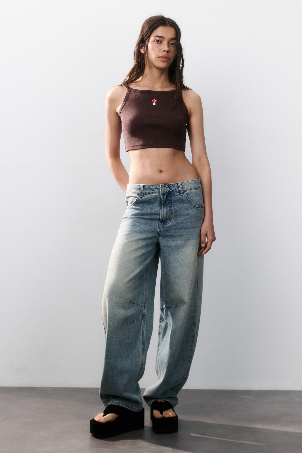 Майка-топ в рубчик с вышивкой - цвет коричневый - 4