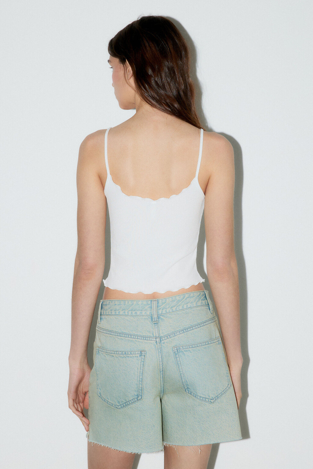 Майка-топ в рубчик со сборкой на груди - цвет белый - 4