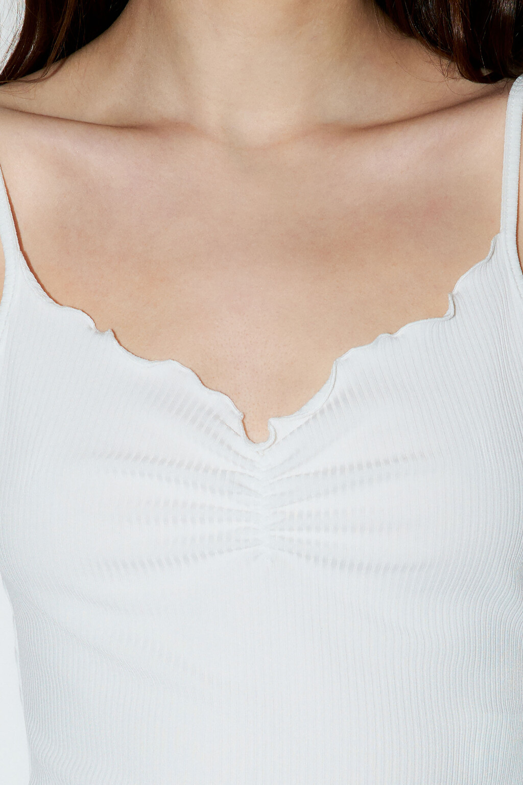 Майка-топ в рубчик со сборкой на груди - цвет белый - 6