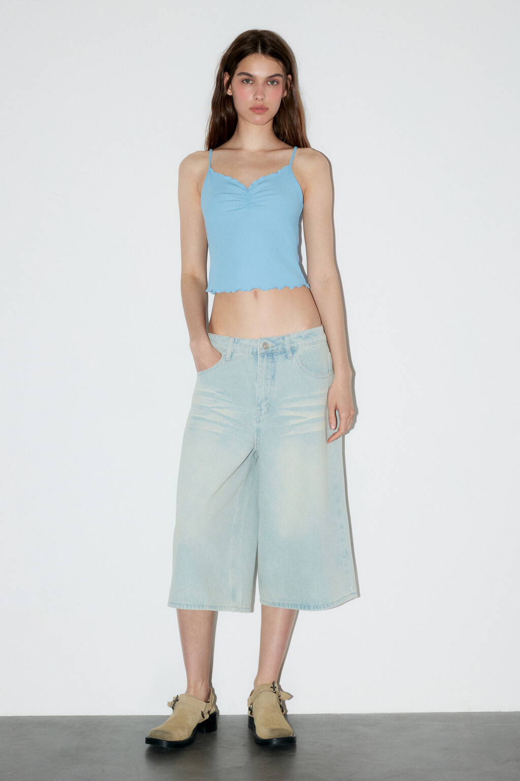 Майка-топ в рубчик со сборкой на груди - цвет голубой - 5