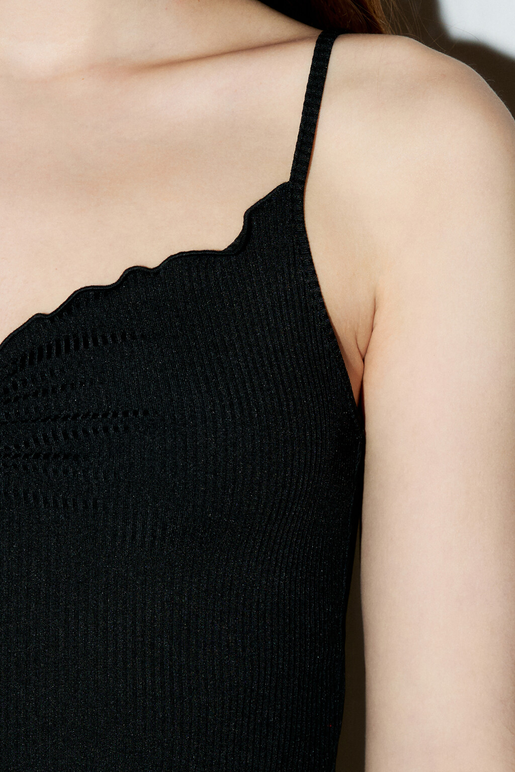 Майка-топ в рубчик со сборкой на груди - цвет черный - 6