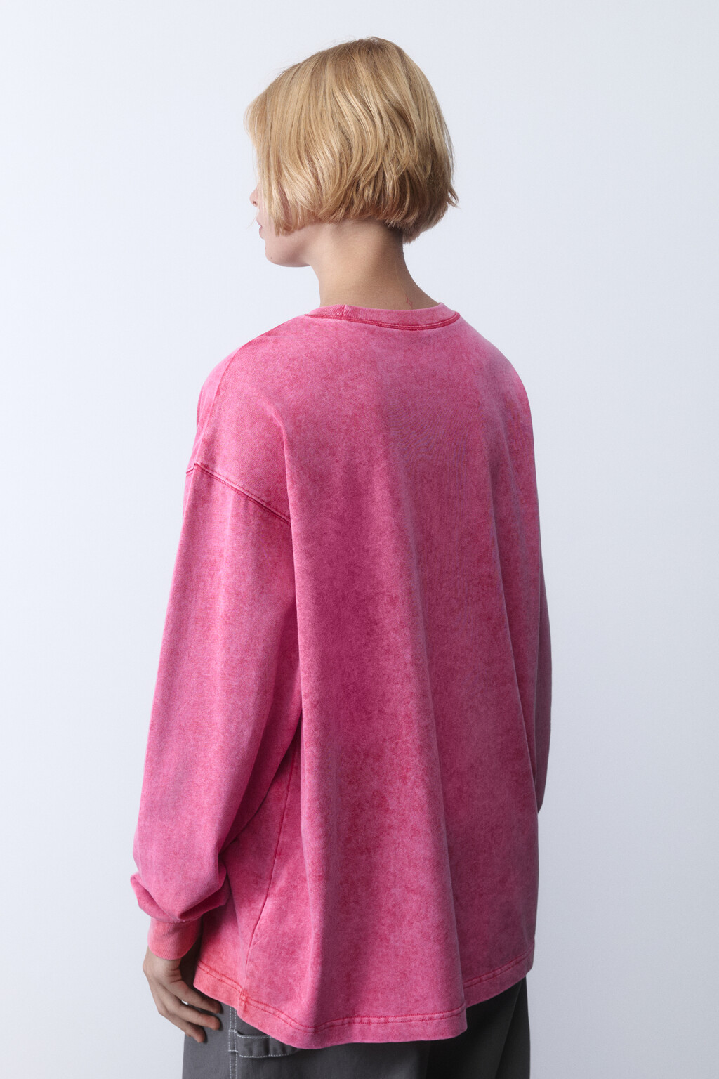 Лонгслив oversize с вареным эффектом и вышивкой - цвет розовый - 3