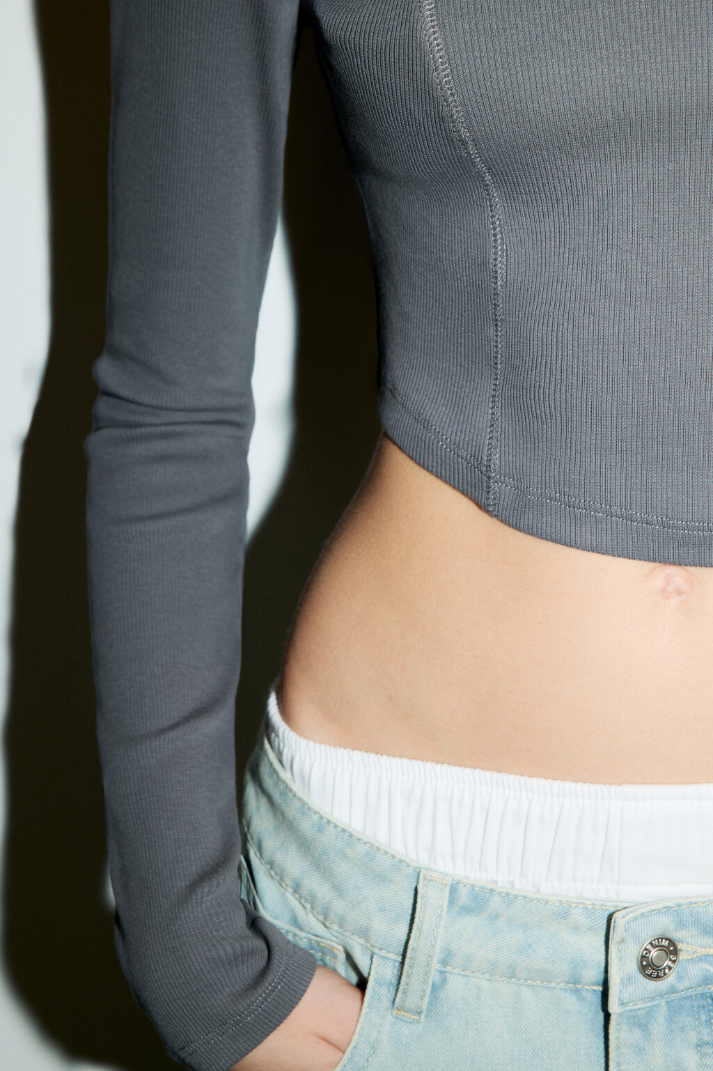 Лонгслив укороченный в рубчик - цвет серый - 6