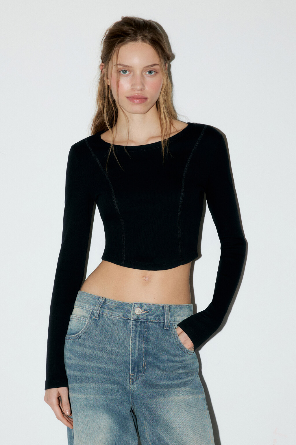 Лонгслив укороченный в рубчик - цвет черный - 2