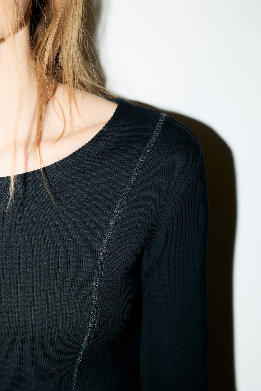 Лонгслив укороченный в рубчик - цвет черный - 5