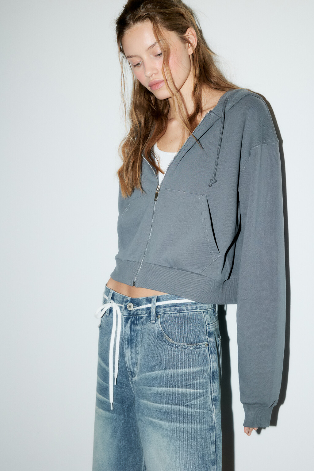 Худи-зипка укороченная с капюшоном - цвет серый - 2