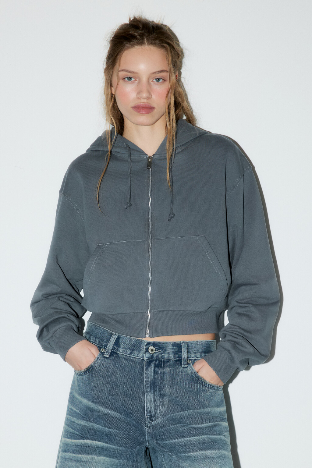 Худи-зипка укороченная с капюшоном - цвет серый - 3