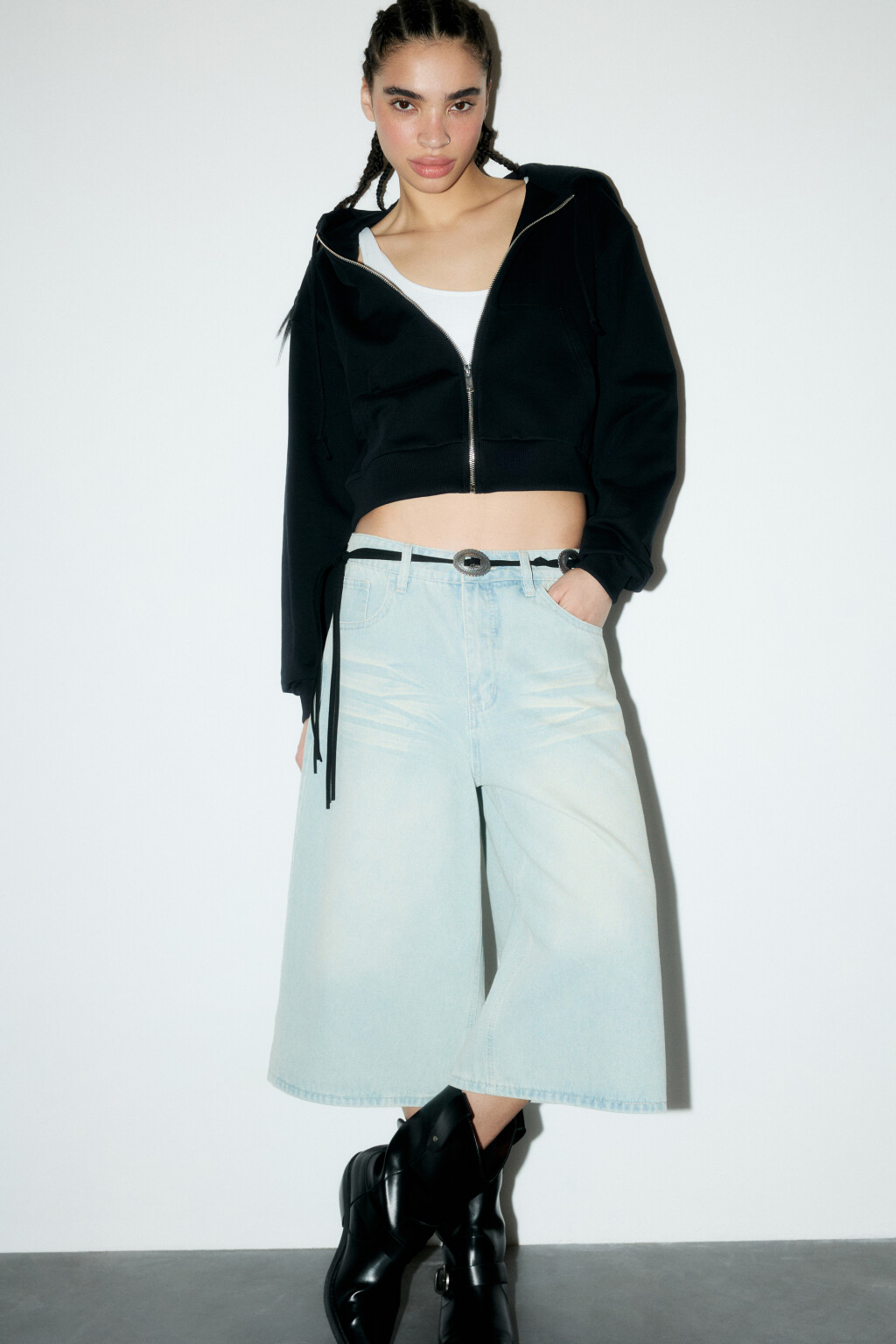 Худи-зипка укороченная с капюшоном - цвет черный - 1