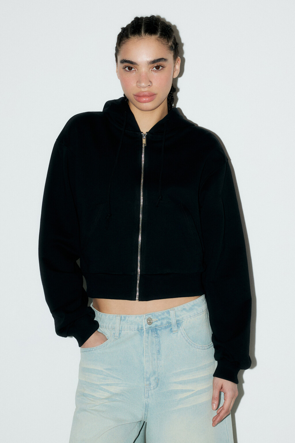 Худи-зипка укороченная с капюшоном - цвет черный - 2