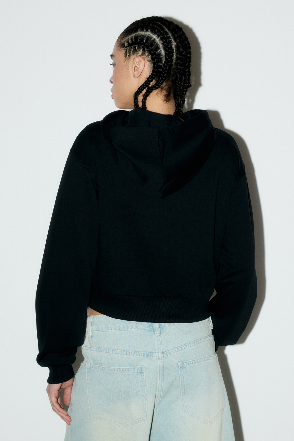 Худи-зипка укороченная с капюшоном - цвет черный - 3