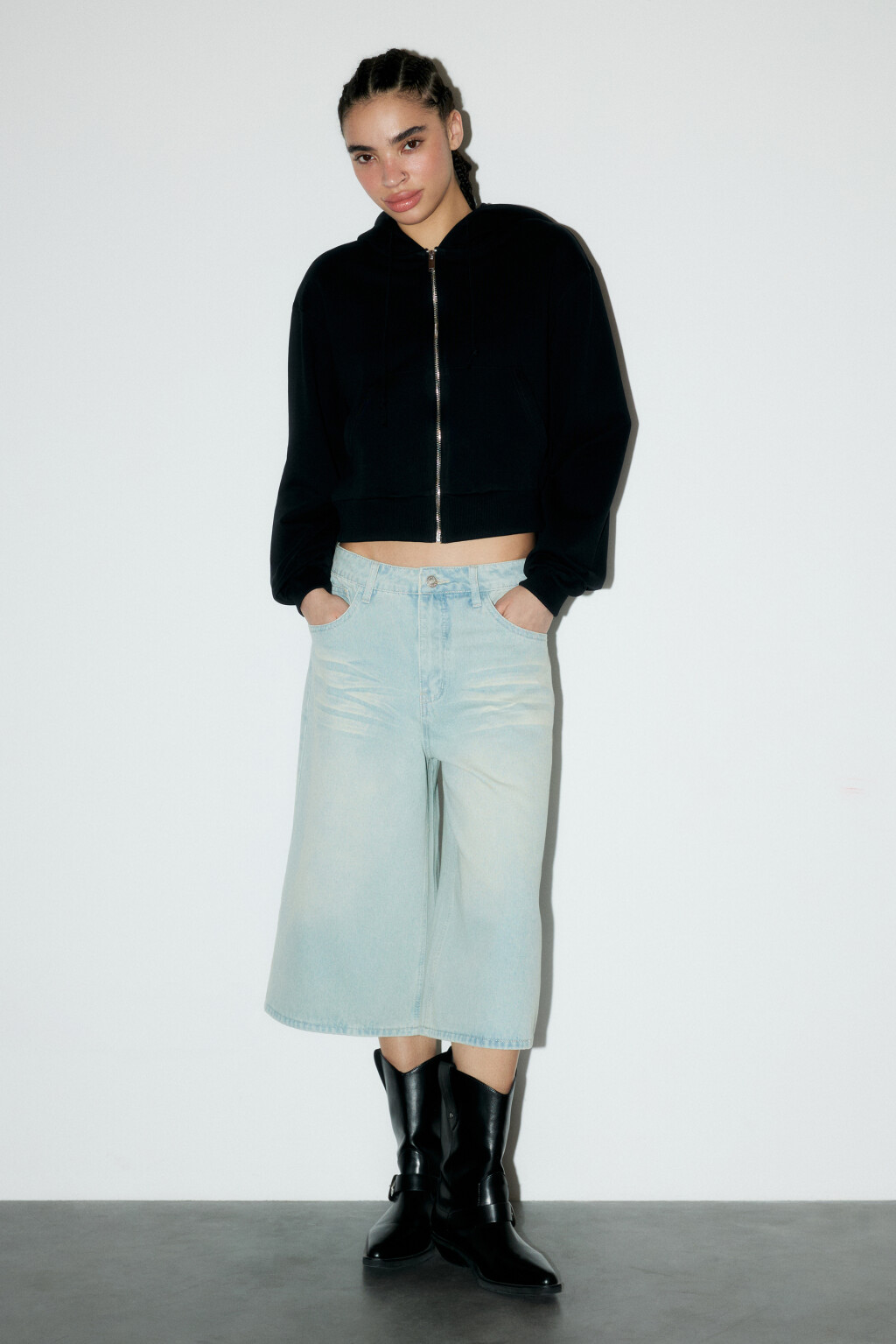 Худи-зипка укороченная с капюшоном - цвет черный - 4