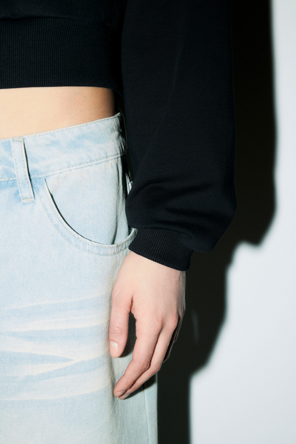 Худи-зипка укороченная с капюшоном - цвет черный - 6