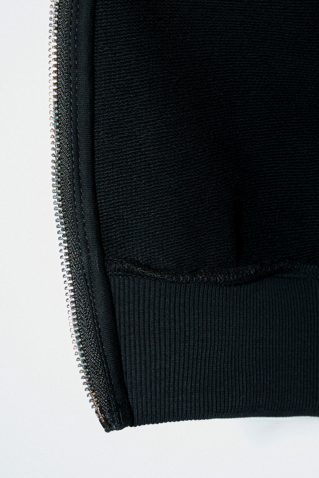 Худи-зипка укороченная с капюшоном - цвет черный - 7