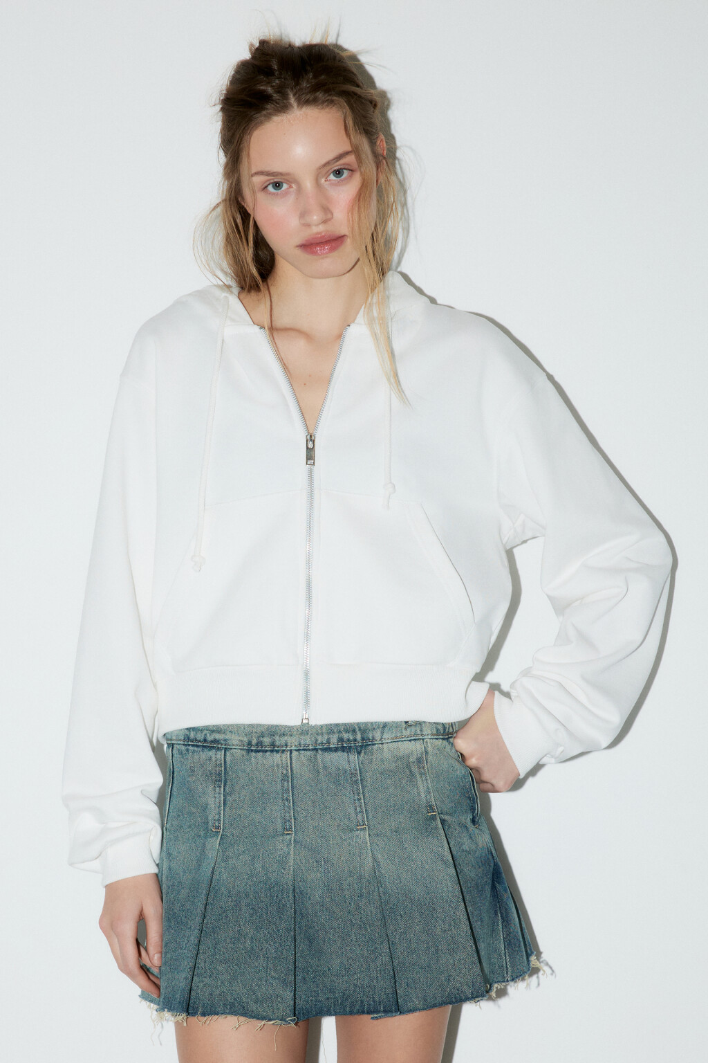 Худи-зипка укороченная с капюшоном - цвет молочный - 2